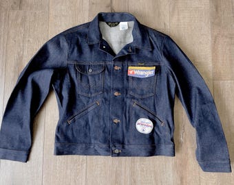 Jaqueta masculina Wrangler VINTAGE em denim, tamanho 47 (peito), nova, cor índigo, com bordados e patches. Anos 80. Cor: 1980.