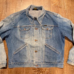 Chest 51 — Vintage Wrangler Jacket Men — Early 70s, Medium Indigo Selvedge, Denim Trucker, Fades, Fishtail Collar, Distressed