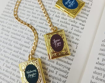 Segnalibro con mini medaglioni a forma di libro. Jane Eyre, Orgoglio e pregiudizio e Cime tempestose