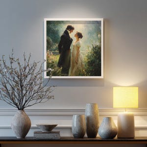 Puede incluir: Una obra de arte enmarcada que representa una escena rom&aacute;ntica de un hombre y una mujer con ropa de &eacute;poca, ambientada en un jard&iacute;n. La obra de arte cuelga sobre una mesa oscura con jarrones decorativos, un cuenco y una l&aacute;mpara con una pantalla amarilla. Un jarr&oacute;n de ramas est&aacute; a la izquierda.