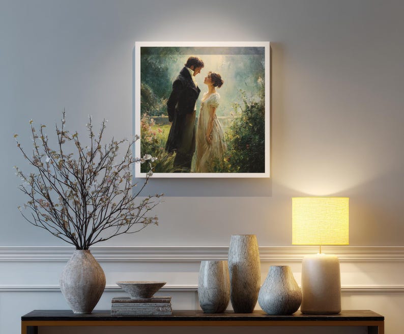 Puede incluir: Una obra de arte enmarcada que representa una escena rom&aacute;ntica de un hombre y una mujer con ropa de &eacute;poca, ambientada en un jard&iacute;n. La obra de arte cuelga sobre una mesa oscura con jarrones decorativos, un cuenco y una l&aacute;mpara con una pantalla amarilla. Un jarr&oacute;n de ramas est&aacute; a la izquierda.