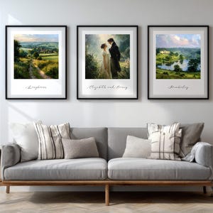 Puede incluir: Tres impresiones art&iacute;sticas enmarcadas cuelgan sobre un sof&aacute; gris con cojines decorativos. Las impresiones presentan paisajes y un retrato con los textos "Longbourn", "Elizabeth and Darcy" y "Kimberley". El sof&aacute; tiene una estructura de madera.