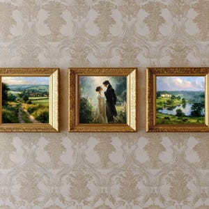 Puede incluir: Tres pinturas enmarcadas con marcos dorados adornados cuelgan de una pared estampada. Las pinturas representan una escena campestre, una pareja y un paisaje con un lago. Los marcos son rectangulares.