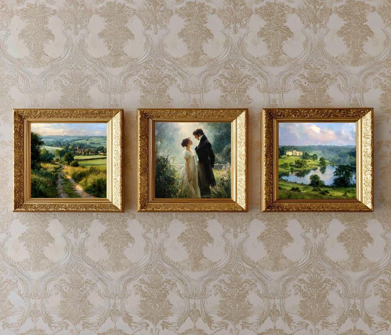 Puede incluir: Tres pinturas enmarcadas con marcos dorados adornados cuelgan de una pared estampada. Las pinturas representan una escena campestre, una pareja y un paisaje con un lago. Los marcos son rectangulares.