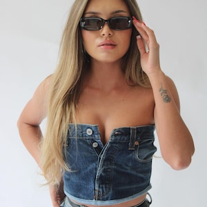 Top a corsetto in denim riciclato, top con bottoni, moda sostenibile Y2K, crop top in denim fatto a mano