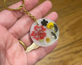 Porte-clés minimaliste en fleurs séchées, résine époxy, fleurs, floraisons, plantes, nature, naturel, magie dorée, unique