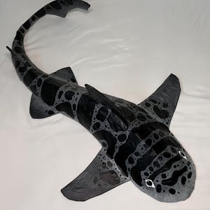 Tiburón leopardo de papel maché: arte colgante único para el hogar, la oficina, espacios náuticos o costeros. Amantes de los tiburones