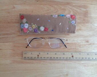 Handgeborduurde vilten brillenkoker: brilhouder met bloemen
