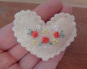Broche de coração bordado à mão – Alfinete de lapela floral em feltro