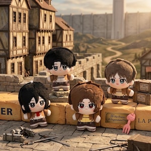 Könnte beinhalten: Vier Plüschpuppen mit Anime-Charakteren mit großen Augen, die braun-weiße Uniformen tragen. Die Puppen stehen auf Steinblöcken mit der Aufschrift To the brave #ShiganshinaDistrict. Miniatur-Ausrüstungsgegenstände liegen in der Nähe auf dem Boden.