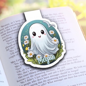 Personalized Magnetic Bookmarks – Cute Ghost with Daisies, Gift for Book Lovers, Handmade Bookish Merch, Booktok Bookmark Accessory CG1