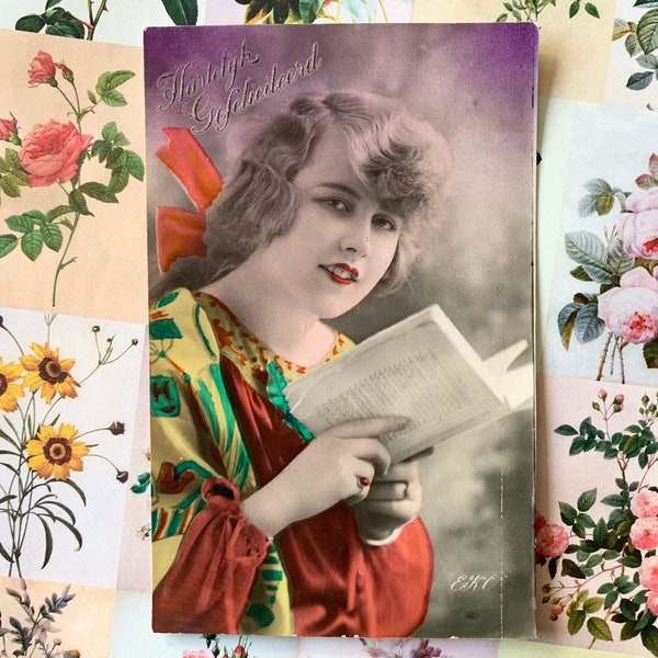 Carte postale vintage des années 30 Lady joyeux anniversaire livre d'images lecture