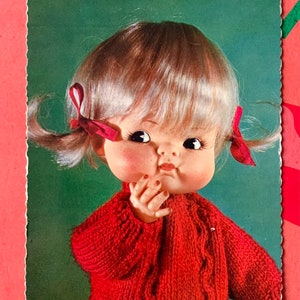 Ongebruikte jaren '70 Vintage Doll Ansichtkaart Schattig Meisje Pigtails Rode Trui no3.