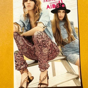 Cartão postal não utilizado Lou Doillon Elizabeth Jagger H&M Moda contra a AIDS Boomerang