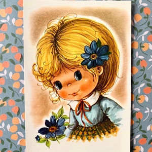 Benutzte Ansichtskarte Vintage-Jahre '70 Big Eye Girl mit blauen Blumen