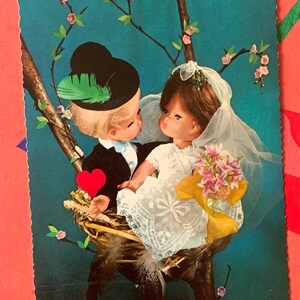 Postal usada Vintage 60s lindas muñecas novia novio niño niña Lovenest lindo 900/213
