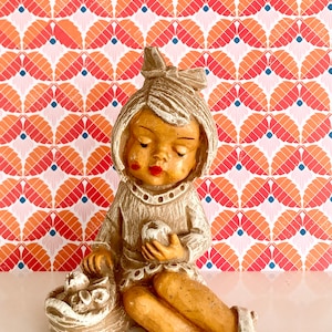Vintage Dutch jaren 60 Meisje met Strik Kopie Werkwoord Poly Resin Beeldje