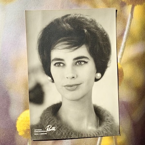 Vintage ongebruikte ansichtkaart Pretty Lady Fashion Agfa Photo Picture Rosita Magazine