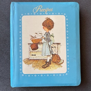 Libro de recetas vintage de Holly Hobbie, década de 1970, ilustración de una chica en la cocina. Fabricado en Japón. Tarjetas Carlton. Envío gratuito a Canadá.