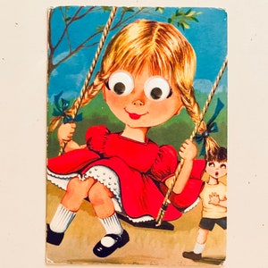 Gebruikte Vintage Googly Eyed Cute Girl op de Swing Ansichtkaart