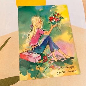 Gebruikte vintage ansichtkaart jaren 70 Happy Blond Birthday Girl with Flowers G1/334