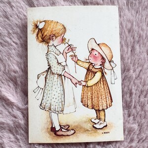 Vintage Holly Hobbie-ansichtkaart MUVA 1984 Two Girls with Flowers Gratis wereldwijde verzending