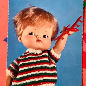 Ongebruikte Vintage Doll Ansichtkaart Cute Boy Gestreepte Trui Vliegtuig jaren '70 no1.