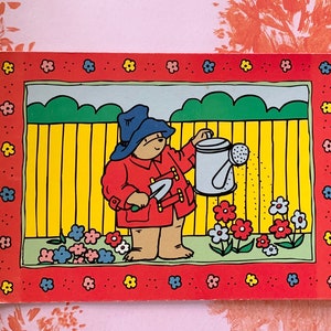 Ongebruikte vintage ansichtkaart 1996 Paddington Bear Garden 5030