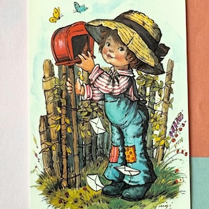 Cartolina d'epoca ragazzo carino che guarda nella cassetta della posta anni '70