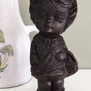 Vintage jaren 70 donkerbruin schattig meisje beeldje poly resin