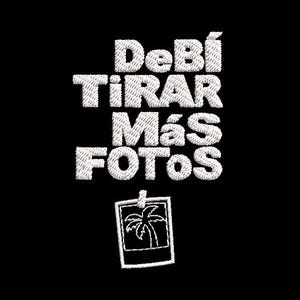 Pode incluir: Fundo preto com texto bordado branco que diz "DeBí TIRAR Más FOTOS" e uma pequena foto de uma palmeira. O texto está em uma fonte estilizada.