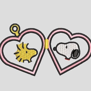 Puede incluir: Diseño bordado con Snoopy y Woodstock dentro de marcos en forma de corazón rosa. El diseño incluye un llavero dorado en la parte superior. Los personajes son de color amarillo, negro y blanco.