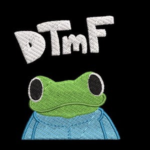 Puede incluir: Una rana verde con una chaqueta azul y el texto "DTmF" encima.