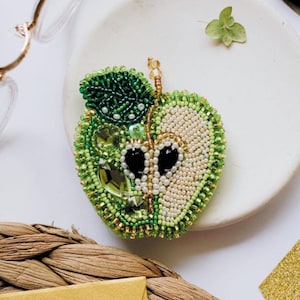 Kit spilla con perline "Mela verde" – Kit per la creazione di gioielli fai da te, kit per ricamo di perline, spilla fatta a mano