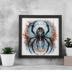 Puede incluir: Una pintura de diamantes enmarcada de una araña negra con detalles azules y dorados sobre un fondo blanco. La araña está en una telaraña con un diseño azul y dorado.