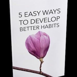 Può includere: Un libro bianco con il titolo "5 Easy Ways To Develop Better Habits" in testo nero. Un fiore di magnolia rosa è in evidenza sulla copertina.