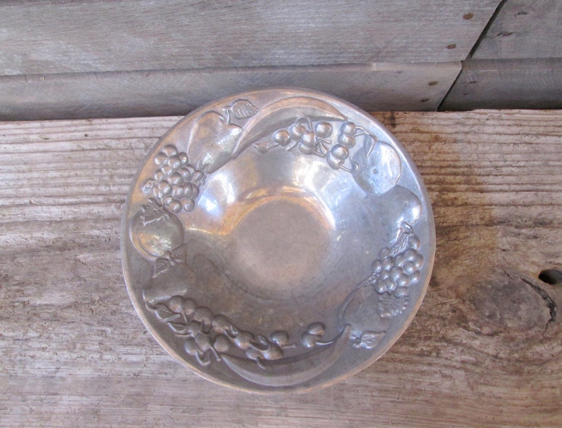 RWP The Wilton Company Pewter Serving Bowl Raised Fruit Trim Metal