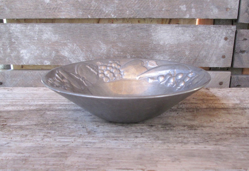 RWP The Wilton Company Pewter Serving Bowl Raised Fruit Trim Metal