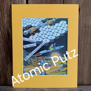 Puede incluir: Una impresión de estilo retro con un marco amarillo presenta un collage de una escena futurista. La obra de arte incluye un descapotable amarillo, personas en un cohete y una red de objetos circulares en el cielo. El texto en la impresión dice "So clean! So fast! So fully automatic!"