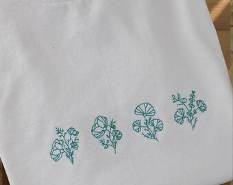 Camiseta floral bordada: arte lineal de flores verde azulado, camiseta botánica