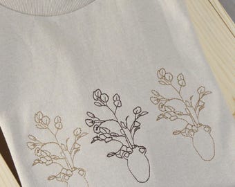 Camiseta con jarrón de flores bordado: Arte floral minimalista