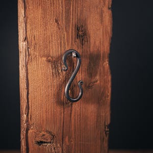 Handgeschmiedete S-Haken aus Stahl - Rustikale Schmiedebeschläge für die Wand - Küche, Scheune, Eingangsbereich