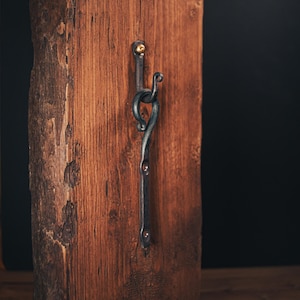 Hand-Forged Steel Picture Frame Hanger – Rustic Farmhouse Wall Hardware Hook