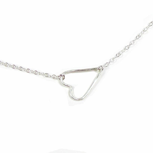 Collar de plata de ley martillada con corazón lateral / Corazón abierto delicado