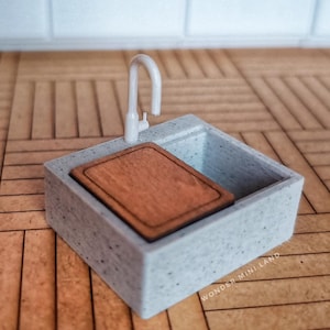 Miniatur Spülbecken mit Schneidebrett und Wasserhahn, Miniaturen 1:12, Puppenhaus Möbel, Puppenhaus Zubehör