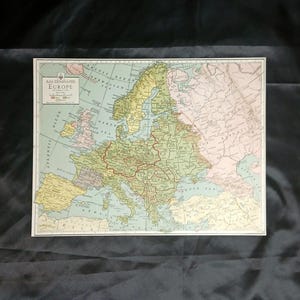 Op de afbeelding: Een historische kaart getiteld Axis Dominated Europe as of 1942, met een kleurgecodeerde weergave van Europese gebieden. De kaart toont geografische grenzen, wateren en politieke regio's in tinten groen, roze en lichtbruin.