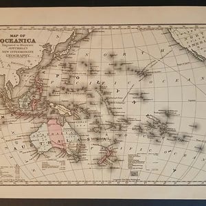 Op de afbeelding: Een antieke kaart met de titel Map of Oceanica Engraved to Illustrate Mitchell's New Intermediate Geography. De kaart toont de Stille Oceaan, Australië en diverse eilandengroepen met zwart gearceerde gebieden, rasterlijnen en tekstlabels.