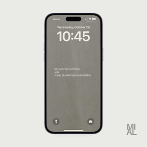以下が含まれることがあります： スマートフォンには、10時45分と10月29日水曜日の日付が表示されたロック画面が表示されています。画面には、テクスチャ加工されたグレーの背景に「BE HAPPY WITH NOTHING AND YOU'LL BE HAPPY WITH EVERYTHING」というテキストが表示されています。
