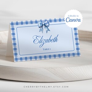 Plantilla para tarjeta de lugar a cuadros azules / Plana y doblada / Editable en Canva / Estilo clásico y elegante para baby shower / B01B