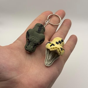 Realistyczny brelok z pytonem królewskim – ruchomy gadżet z gadem